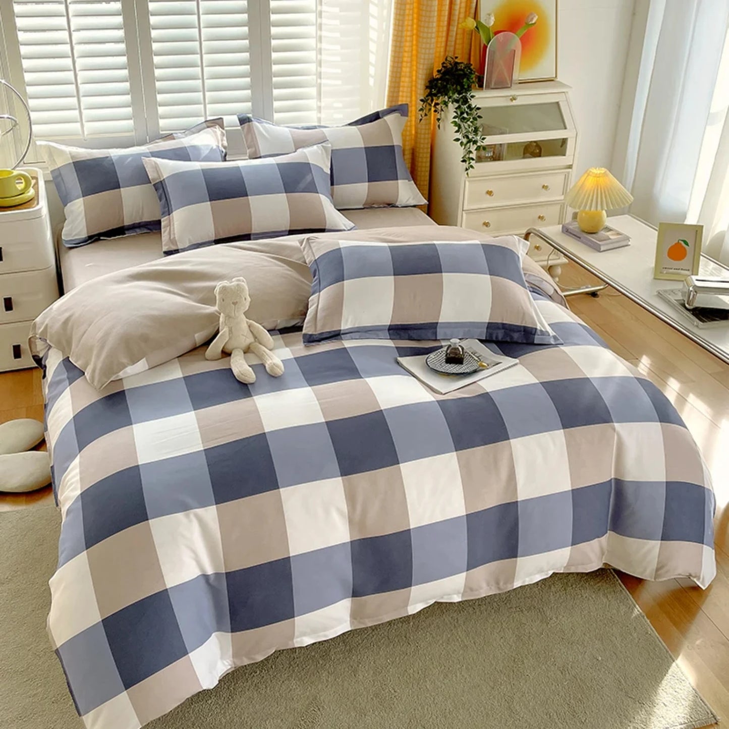 Experience ultimate comfort and style with this luxurious and cozy four-piece bed sheet set in a stunning large blue and white g